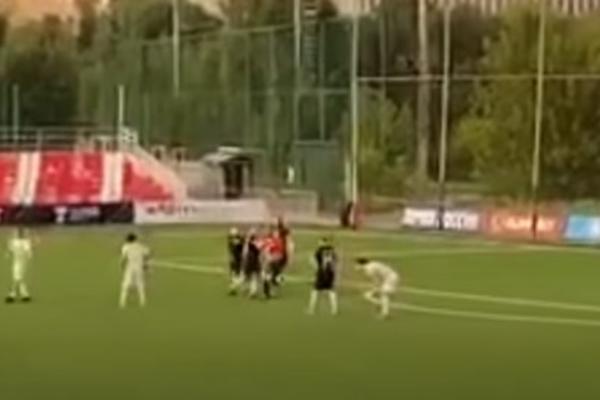 BIVŠI KAPITEN RUSIJE BRUTALNO PRETUKAO SUDIJU: Nezapamćeni incident nasred terena! (VIDEO)