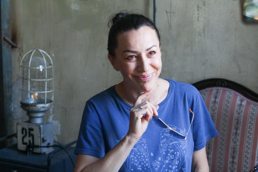 PROSIO PEVAČICU, DOK JE VODITELJKI PRAVIO DETE! Ona opisala kako ga je UHVATILA, detalji zatresli Srbiju