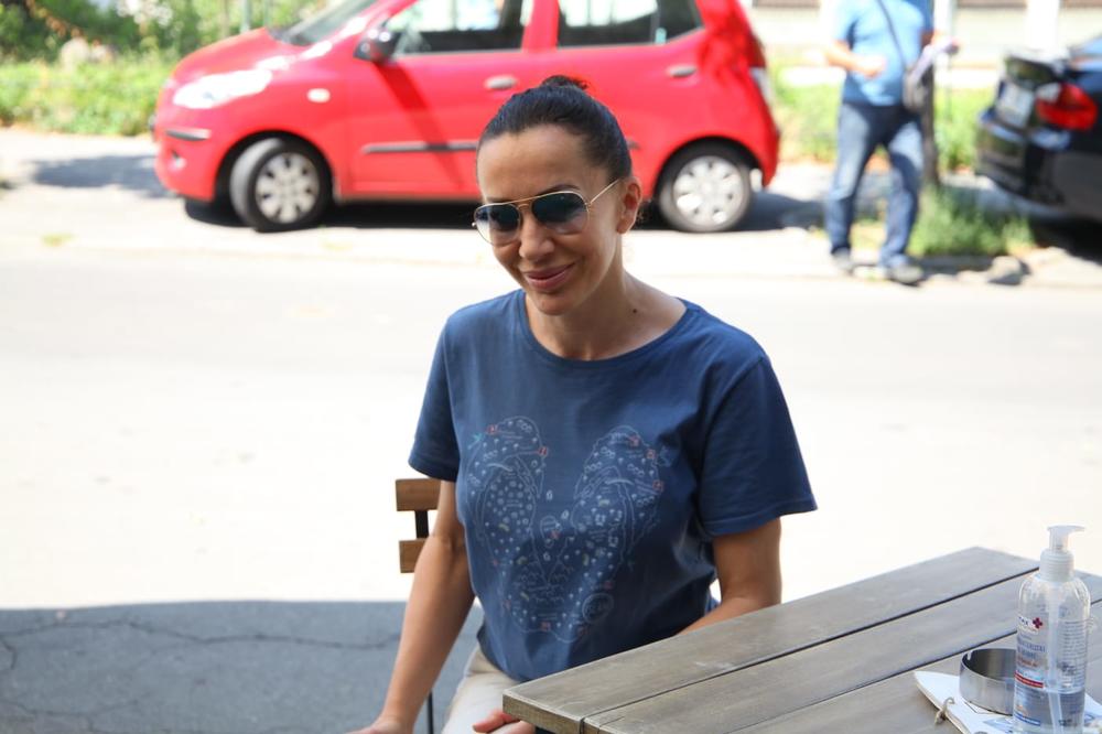 ROMANU FOTOGRAFI SLIKALI NA TERASI, ONA SIŠLA DA SE OBRAČUNA: Zašto me slikate, nisam spremna!