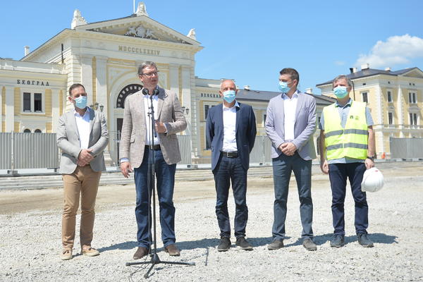 VUČIĆ OBIŠAO RADOVE NA SAVSKOM TRGU: 32 hiljade kvadrata, 300 stabala i noćno osvetljenje (FOTO)
