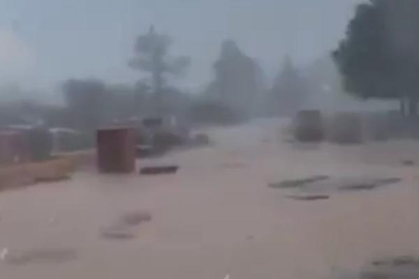 SNAŽNO NEVREME POGODILO GRAD U TURSKOJ: Vetar je čupao drveće, nosio crepove, a povređeno je najmanje 16 ljudi!