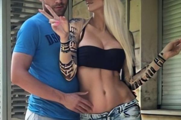 NA SLICI JE DUŠKO TOŠIĆ, A ZNATE LI KO JE PLAVUŠA PREKRIVENA TETOVAŽAMA? Tetovaže preko celih ruku, on je grli