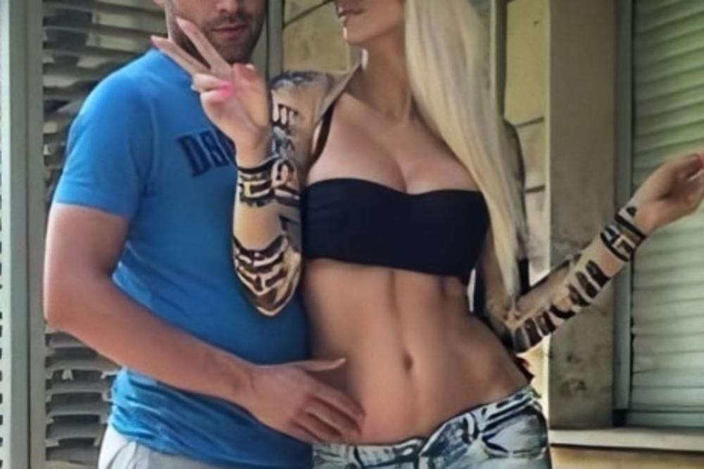 NA SLICI JE DUŠKO TOŠIĆ, A ZNATE LI KO JE PLAVUŠA PREKRIVENA TETOVAŽAMA? Tetovaže preko celih ruku, on je grli