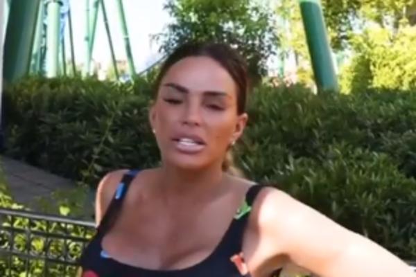 PEVAČICA DOŽIVELA NEZGODU NA ODMORU, DOKTORI PRETE GUBITKOM STOPALA! Pokušaće da je spasu operacijom