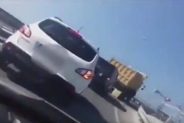 OVAJ U CRNOM DŽIPU JE NERVIRAO TURSKOG KAMIONDŽIJU: Danas shvata gde je i KOLIKO je pogrešio! (VIDEO)