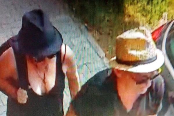 SRPSKA POLICIJA TRAŽI ŽENU SA OGROMNIM GRUDIMA! A pored nje je i ovaj ČIČA! (FOTO)