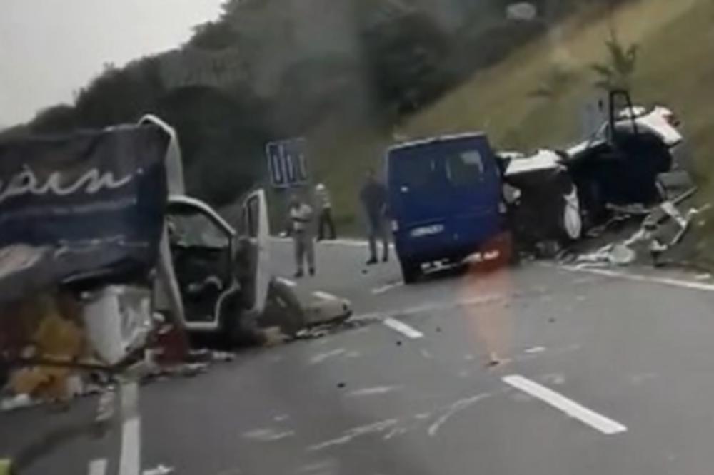 PRVI SNIMCI STRAŠNOG UDESA KOD MLADENOVCA: Četvoro povređeno, vozača morali da IZVLAČE VATROGASCI (VIDEO)