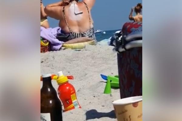 SVI SU GLEDALI ŠTA RADI OVA GOJAZNA ŽENA NA PLAŽI: Pa ovo je HIT LETA 2020! (VIDEO)