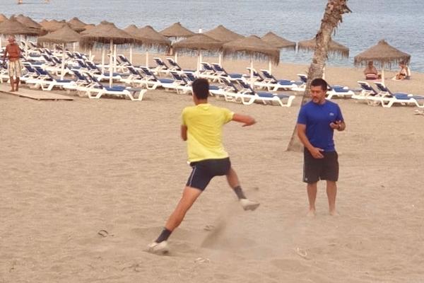 NOVAK SE NE ODVAJA OD AMAJLIJE ČAK I KAD TRENIRA: Paparaci mu ne daju mira, a on je našao vreme i za meditaciju!