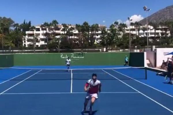 ĐOKOVIĆ SE POKLONIO RIVALU: Teniska planeta je na kolenima posle ovog lucidnog poteza!