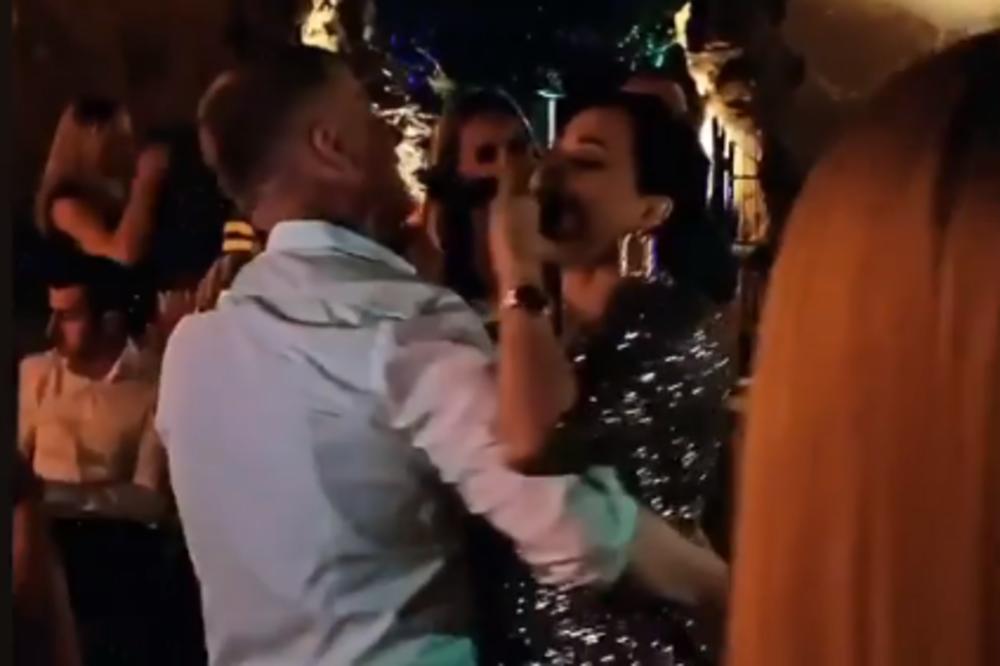 NIKADA SE NIJE OVOLIKO DOBRO SREDILA, CECA SAMO U ŠLJOKICAMA! Posle završila u njegovom zagrljaju, javno!