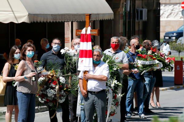 SAHRANJEN VLADICA POPOVIĆ: Zvezdin šal, crveno-beli buket i plejada poznatih - ovako je ispraćena velika legenda!