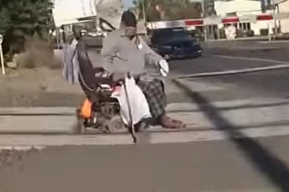ČOVEKU SE ZAGLAVILA KOLICA U ŠINAMA, 1 SEKUND JE BIO ODLUČUJUĆI: Voz je projurio pored njih, dok su... (VIDEO)