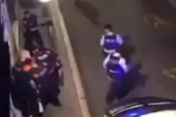 BOKSER NEMILOSRNO TUKAO POLICAJCE NASRED ULICE: Morali da reaguju specijalci kako bi obuzdali pomahnitalog momka!