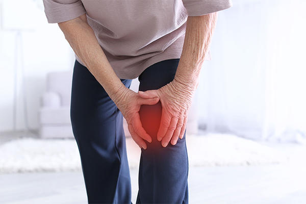BOLNE NOGE: Osećaj težine i tegobe u kolenima možete ublažiti na ultralak način – EVO KAKO!