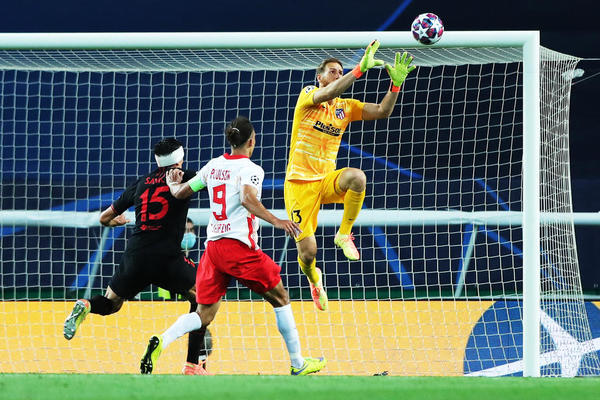 ATLETIKOVI BALKANCI UHVAĆENI KAKO PUŠE CIGARETE I NARGILU! Šta li će na ovo reći Simeone (FOTO)
