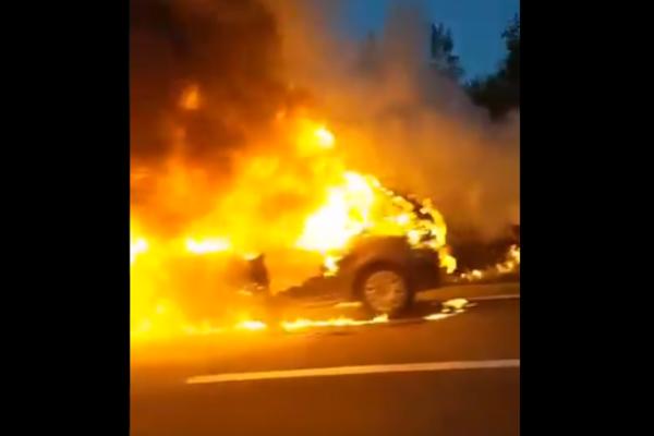 ZAPALIO SE AUTOMOBIL NA AUTO-PUTU! KULJA CRNI DIM, STVORILA SE VELIKA GUŽVA! Užas na ulazu u Beograd! (VIDEO)