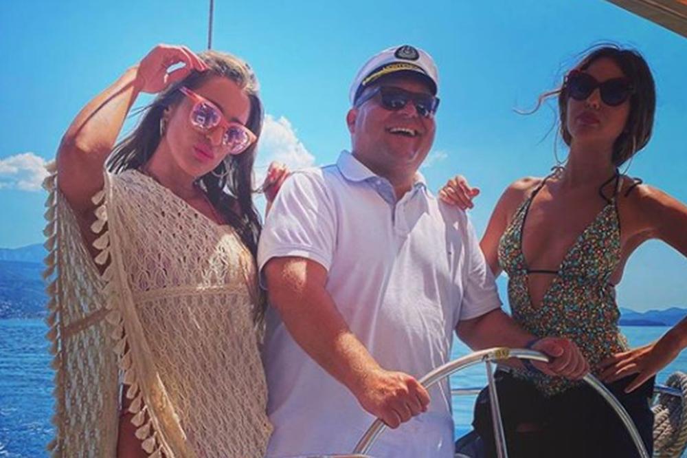 VULETIĆ KAPETAN NA BELU LAĐU, A PORED NJEGA NAJLEPŠA ŽENA EVROPE: Pamtimo je po strastvenim slikama sa SMS-om!