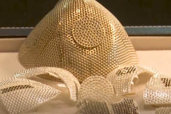 MASKA PROTIV KORONE OD MILION I PO DOLARA: Kineski biznismen hteo je remek-delo, i dobio ga je