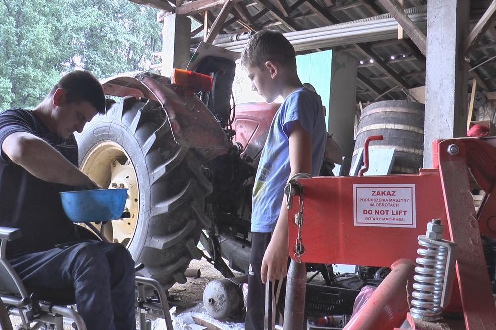 MILENKO JE NEPOKRETAN, U KOLICIMA POPRAVLJA AUTOMOBILE: On može sve!
