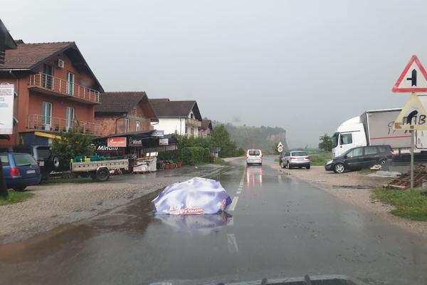 U OVOM SRPSKOM GRADU JE DANAS TUKLO STRAŠNO NEVREME! Stradali voćnjaci i automobili (VIDEO)