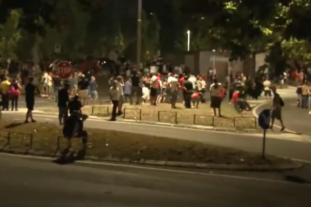 NAVIJAČI OBESILI ČETIRI TELA SA MOSTA, PA POSLALI PORUKU UPRAVI I IGRAČIMA: Ovakve vas želimo!