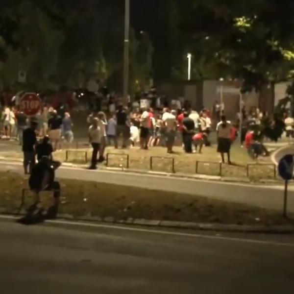NAVIJAČI OBESILI ČETIRI TELA SA MOSTA, PA POSLALI PORUKU UPRAVI I IGRAČIMA: Ovakve vas želimo!