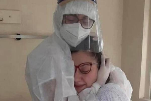 CELA SRBIJA PLAČE ZBOG OVE SCENE: Oproštajni zagrljaj sestre sa svojom bliznakinjom zaraženom koronom ledi srca!