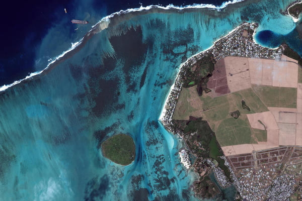 PREPOLOVIO SE BROD SA KOGA CURE TONE NAFTE: Gorivo se sliva u tirkizne vode, KATASTROFA KOD RAJSKOG OSTRVA (VIDEO)