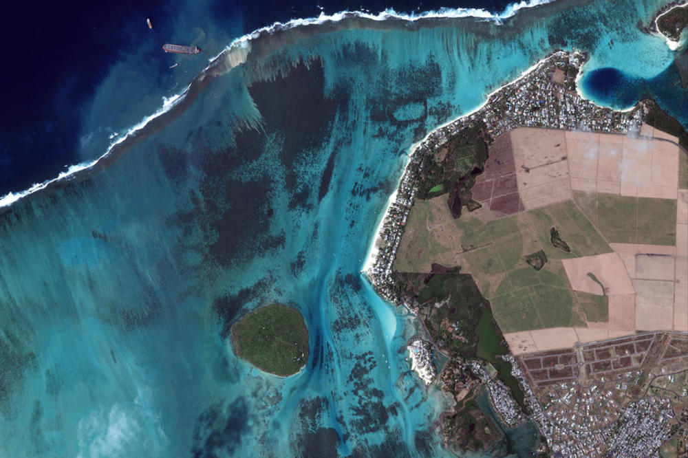 PREPOLOVIO SE BROD SA KOGA CURE TONE NAFTE: Gorivo se sliva u tirkizne vode, KATASTROFA KOD RAJSKOG OSTRVA (VIDEO)