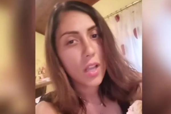 NAŠOJ FOLK PEVAČICI PREMINULA MAJKA: Aleksandra u velikom bolu, ovo je zamolila prijatelje (FOTO)