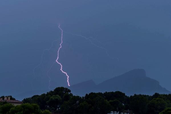 STRAVIČNO NEVREME POGODILO JE OPŠTINU IVANJICA: Udar GROMA ubio KONJA na ispaši