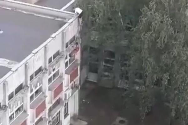 IMATE LI MOZGA DECO?! KLINCI SE VERALI UZ FASADU DA SE DOMOGNU KROVA ŠKOLE: Drugari ih nemo gledali (VIDEO)