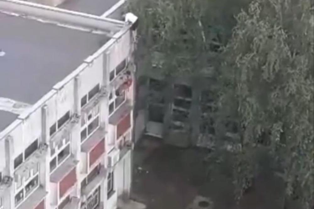 IMATE LI MOZGA DECO?! KLINCI SE VERALI UZ FASADU DA SE DOMOGNU KROVA ŠKOLE: Drugari ih nemo gledali (VIDEO)