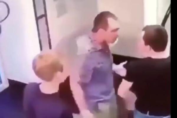 GORILA SE UNEO DEČKU U LICE I SPREMAO SE DA GA UDARI: A onda je usledila MUNJA, i to kakva! (VIDEO)