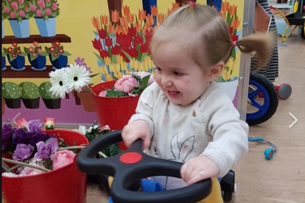 OVOJ DEVOJČICI SE SVI ORAGANI NALAZE VAN TELA I TAKO ŽIVI: To nije ono najgore... (FOTO)