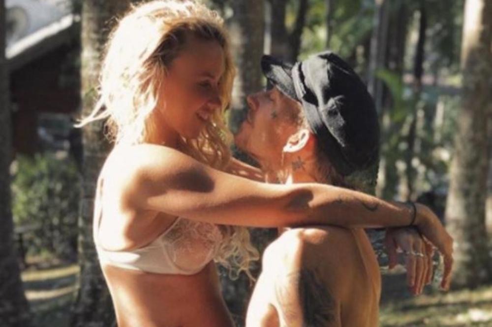 ONO ŠTO MUŽ I JA RADIMO PRED DETETOM JE POTPUNO PRIRODNO! Ova mlada majka je razbesnela svet!