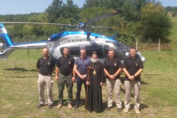 VOJSKA SRBIJE HELIKOPTEROM POSTAVLJA KRST IZNAD MANASTIRA MILEŠEVA: On će biti naš ponos i dika (FOTO)