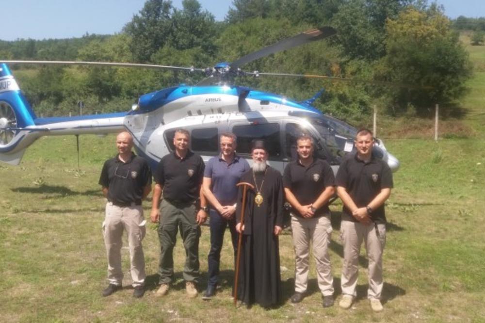 VOJSKA SRBIJE HELIKOPTEROM POSTAVLJA KRST IZNAD MANASTIRA MILEŠEVA: On će biti naš ponos i dika (FOTO)