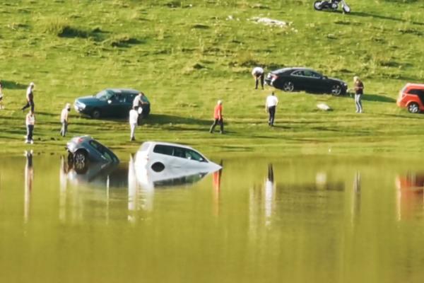 HOROR SCENA: Iz Sjeničkog jezera izvlače 2 auta, ljudi u šoku! U VODI ZAVRŠILI ZBOG NEMARNOSTI (VIDEO)