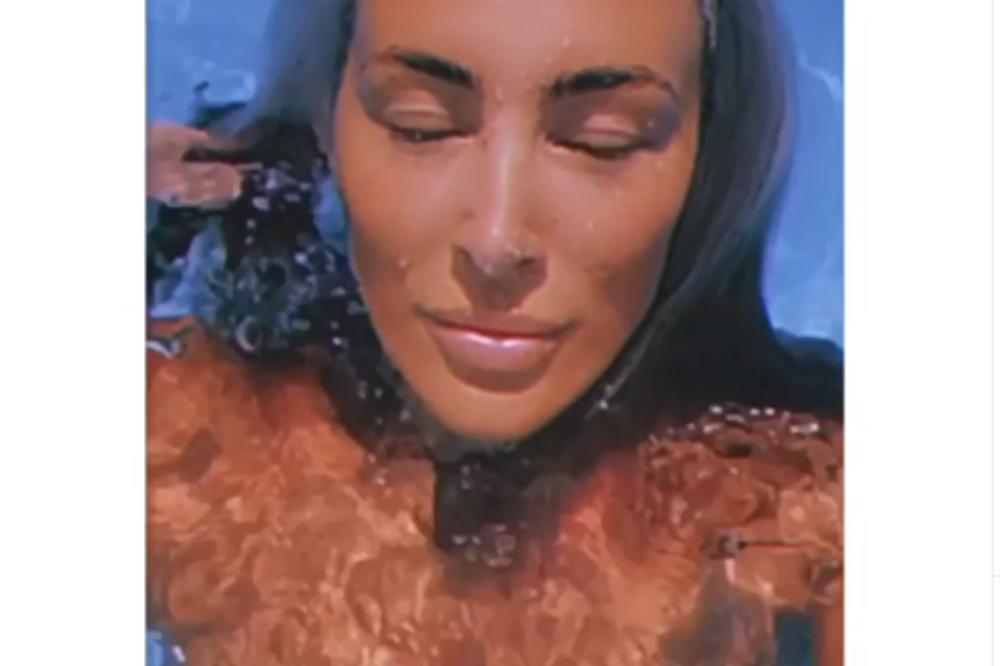 SENIDA SE TOTALNO SKINULA, DONJI DEO SAKRILA POD VODU, ALI NIJE USPELA SVE! Njene male grudi izvirele pod vodom