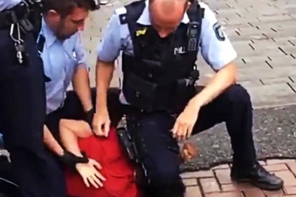 NEMAČKI FLOJD JE MALOLETAN: Otvorena istraga nakon skandaloznog snimka hapšenja tinejdžera u Diseldorfu (VIDEO)