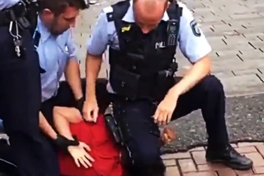 NEMAČKI FLOJD JE MALOLETAN: Otvorena istraga nakon skandaloznog snimka hapšenja tinejdžera u Diseldorfu (VIDEO)
