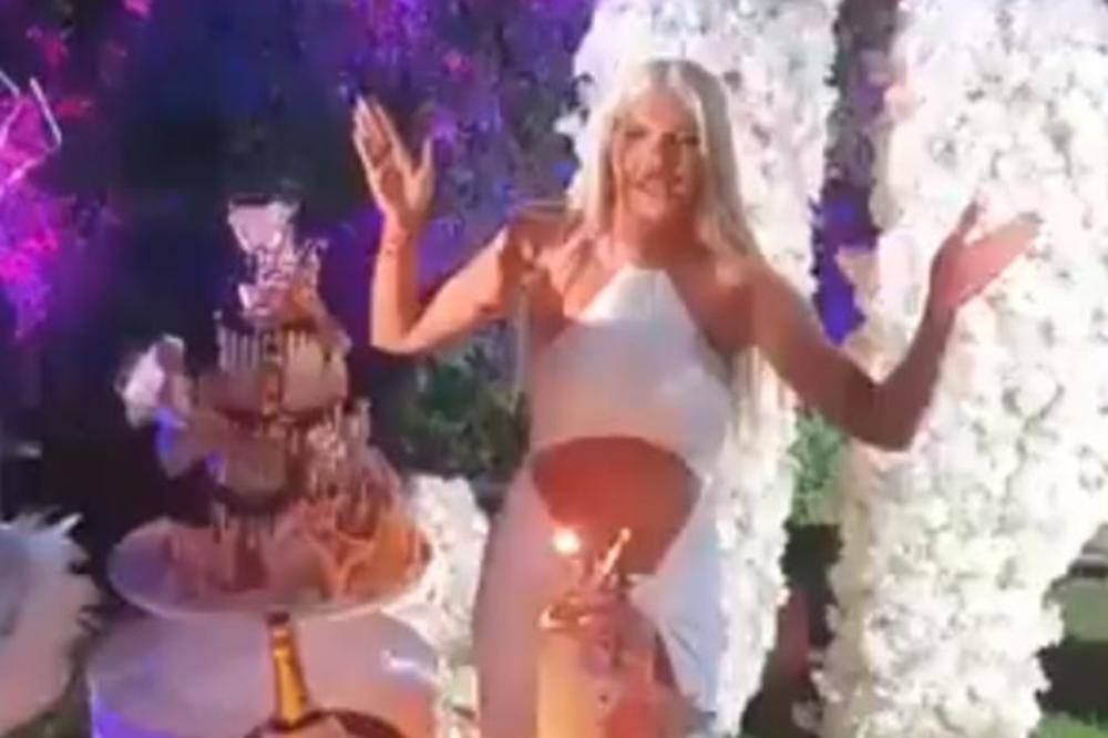 KARLEUŠA NAPRAVILA SPEKTAKL U SVOJOJ VILI! Došle i popularne pevačice, skakale u bazen pa snimile OVO - ŠOK!