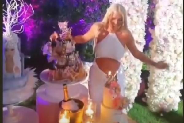 KARLEUŠA ISKOPIRALA STAJLING MANEKENKE ZA SVOJ ROĐENDAN! Diva se obrukala ovog puta, sve je VEĆ VIĐENO! (FOTO)