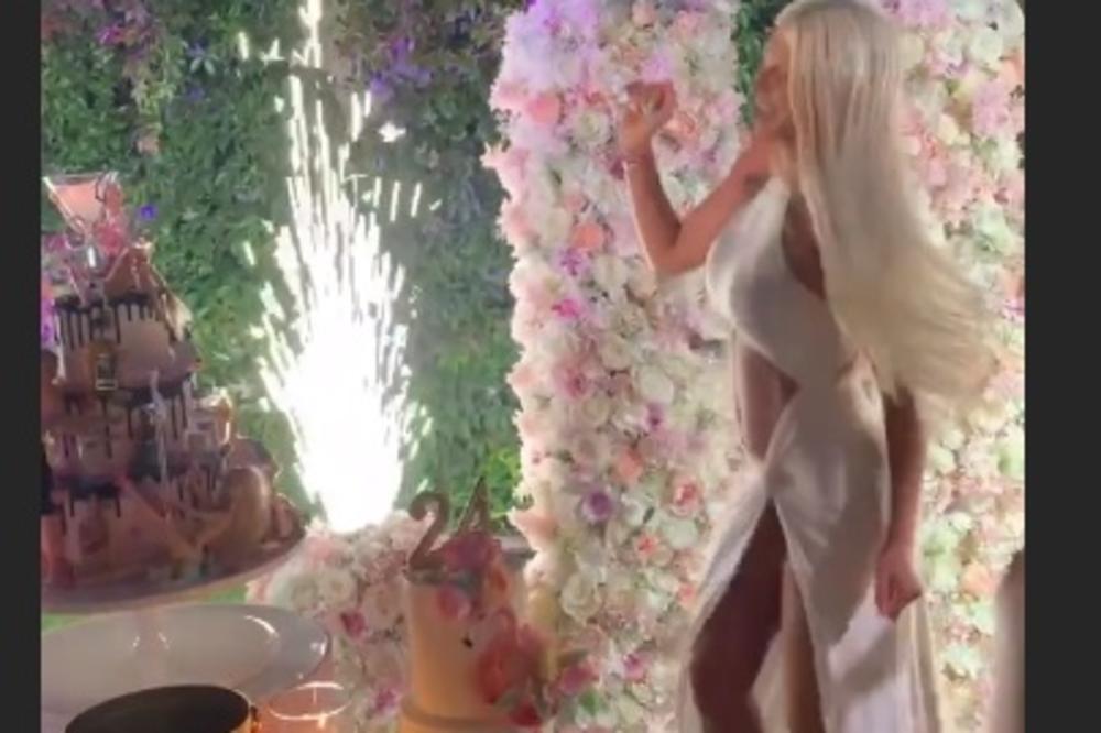 SRAMOTAN DETALJ ZA KARLEUŠINE ŽURKE! Pred decom Barbika oralno zadovoljava KENA - šokantna torta pred maloletnicima