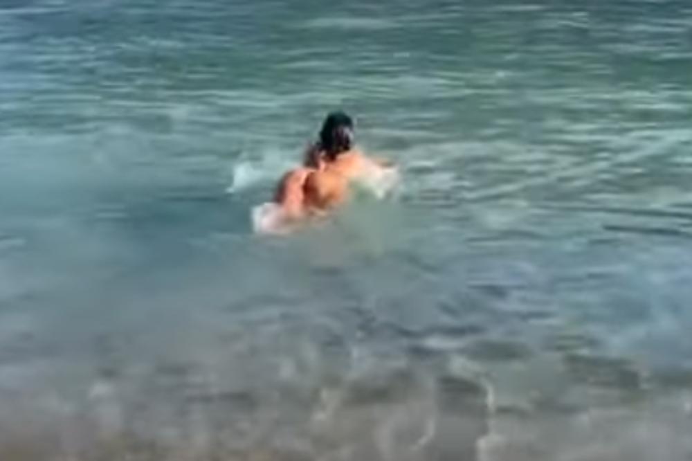 ISPLIVAO SNIMAK GOLIŠAVE ANASTASIJE RAŽNATOVIĆ! Šetala samo u bikiniju pa skočila u more - OVO MORATE VIDETI!