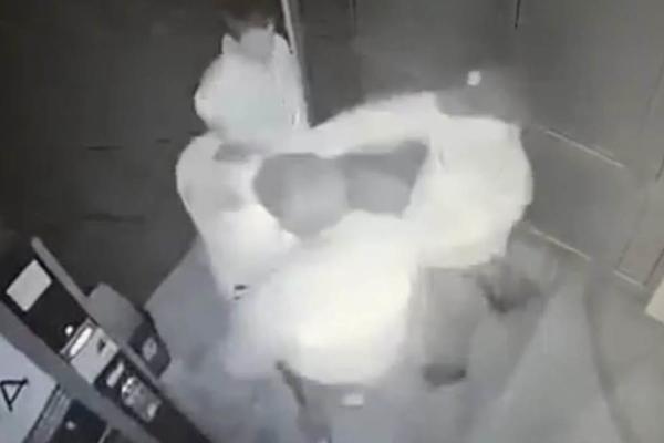 HOROR! Isplivala mračna prošlost policajca koji je tukao momka zbog ekavice! Pogledajte BRUTALNO IŽIVLJAVANJE