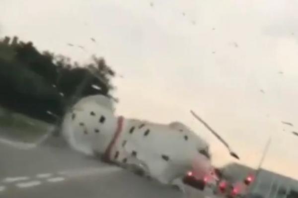 ŠOK SCENA U KRAGUJEVCU: Ono što je strahovita oluja ODUVALA je ostavilo u čudu sve prolaznike (VIDEO)