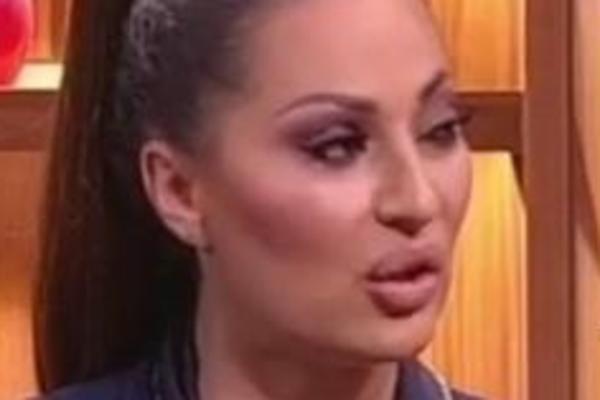 VELJKO KRIŠOM SNIMAO MAJKU, CECA ZA OVO NIJE ZNALA I ZAR SIN TAKO DA JE NASAMARI? Procurilo iz doma Ražnatovića, ju